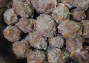 BAKSO BERBAHAN DASAR IKAN NILA DENGAN PERPADUAN DAUN KELOR,WORTEL DAN BAYAM